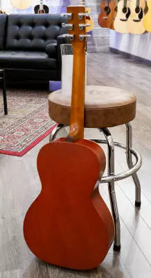 Art & Lutherie Ami Spruce Parlor Acoustic Guitar in Burgundy 2